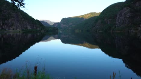 Video-Estático-Del-Lago-En-Las-Altas-Montañas-De-Noruega-Con-Superficie-De-Espejo-A-La-Hora-Del-Día-Puesta-Del-Sol