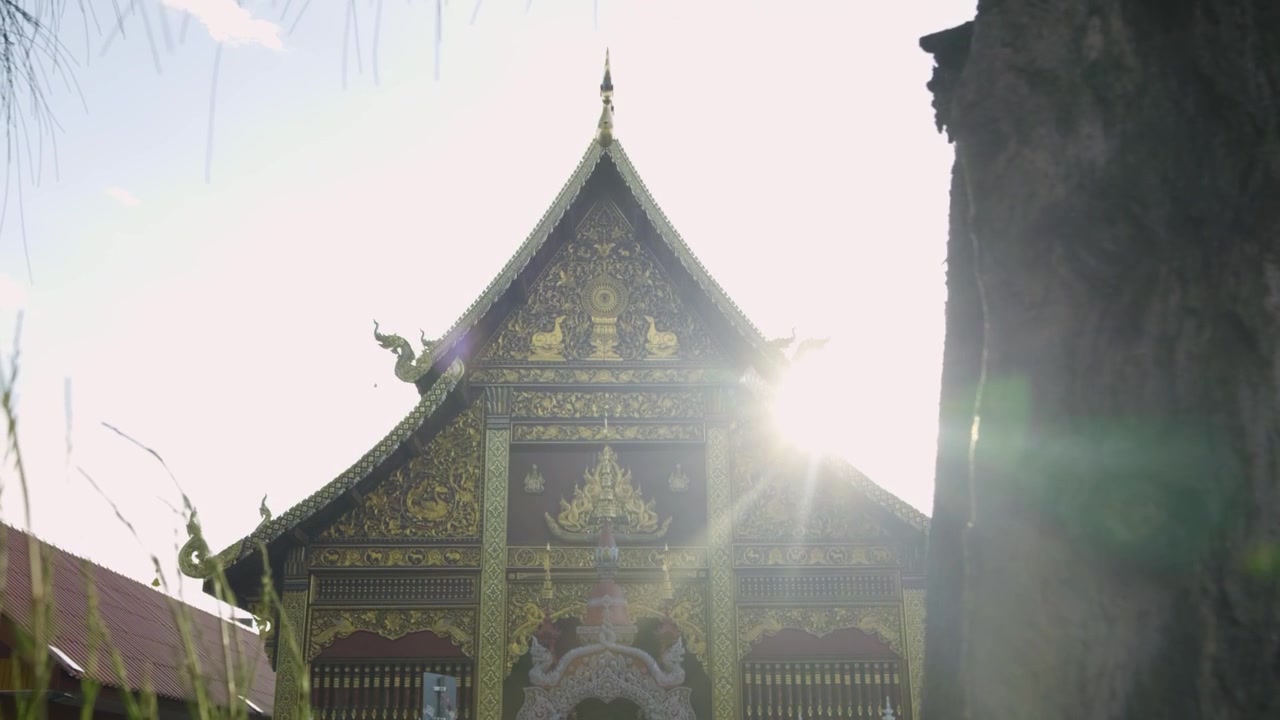 ภาพเปิดตัวแบบภาพยนตร์เหนือวัดที่สวยงามในประเทศไทยพร้อมแสงแฟลร์จากดวงอาทิตย์