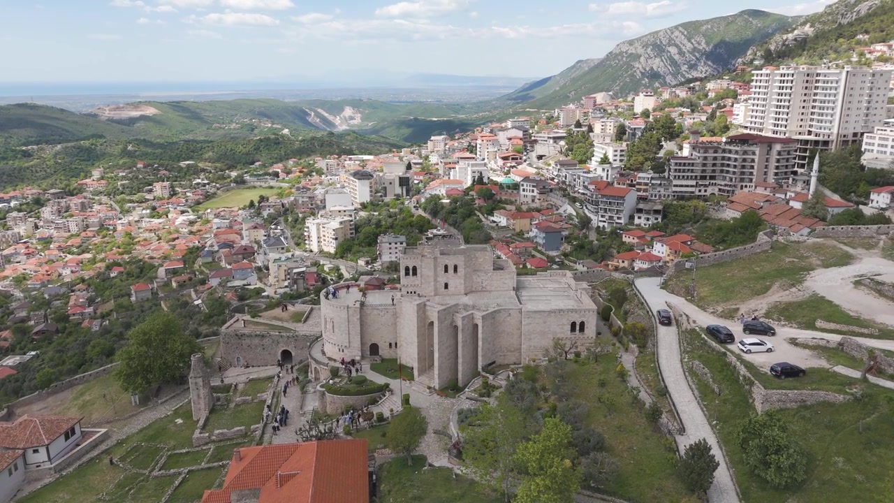 Fortezza di Kruja e città storica adagiata su una collina, che domina la valle e le montagne lontane. Destinazione turistica in Albania.