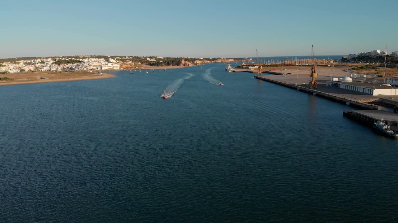antena de lanchas a motor que se acercan rápidamente en el río arade en algarve, portugal