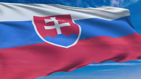 bandera de eslovaquia con estructura de tela contra un cielo nublado (en bucle)