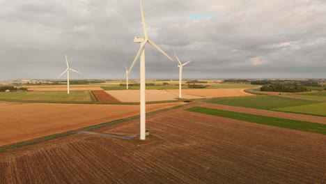 Aerogeneradores-Durante-La-Puesta-De-Sol-En-El-Suroeste-De-Los-Países-Bajos