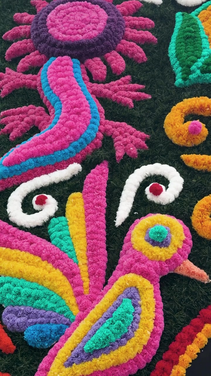 Decorazione floreale colorata che raffigura figure naturali di uccelli e lucertole dell'arte popolare messicana tradizionale, verticale.