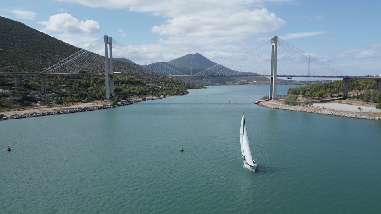 Passando pela Ponte Alta de Chalkida com um iate.