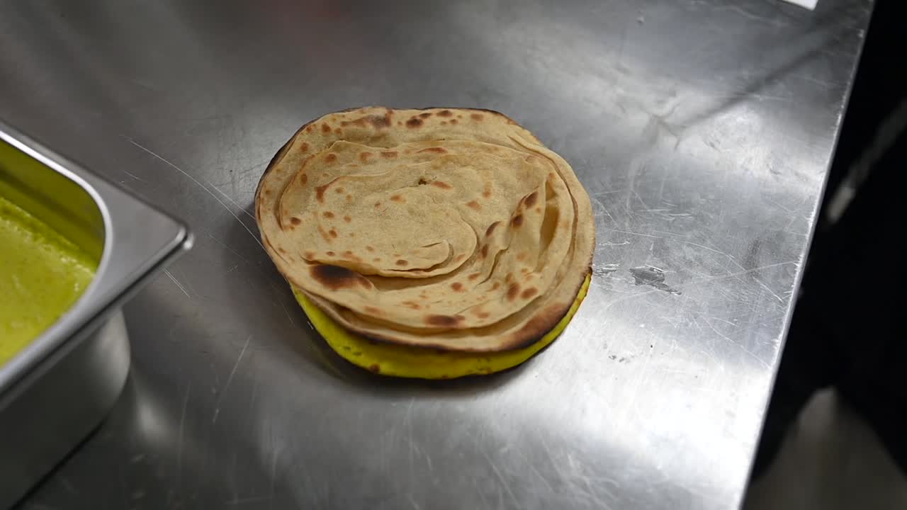 el pan tandoor recién hecho se hornea en un horno de arcilla y se sirve con cocina india y asiática