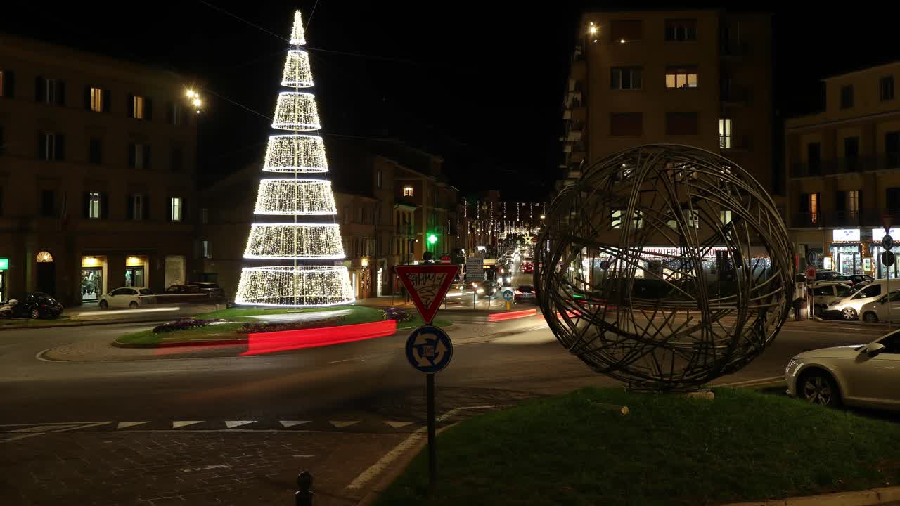 italian town night traffic timelapse - traditional buildings with passing vehicles and pedestrians