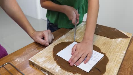 madre y hijo haciendo galletas de pan de jengibre