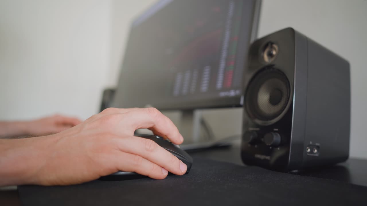 hombre usando una computadora. escritorio. oficina. trabajar. negocio