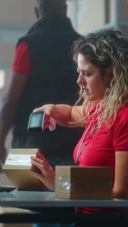mujer trabajando en un almacén