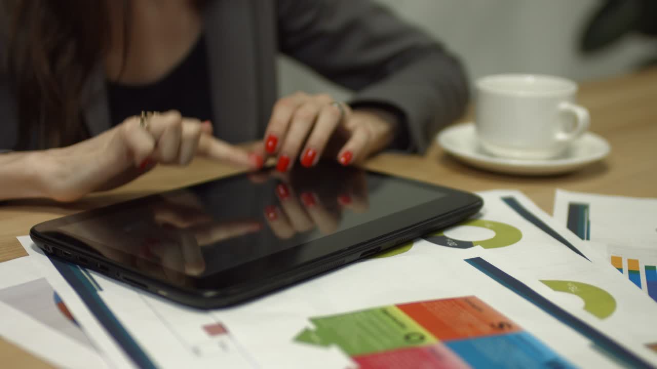 manos femeninas tocando la tableta digital en el escritorio de la oficina