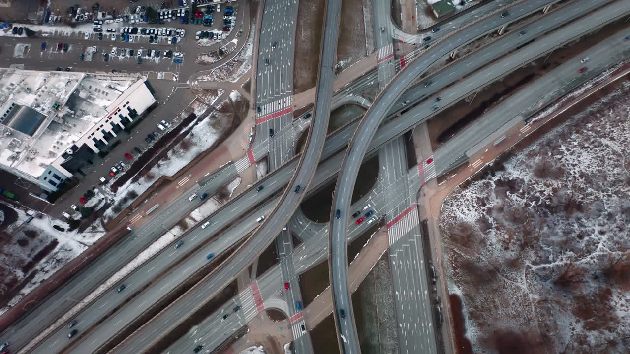 aerial flyover traffic jam interchange road: 겨울 저녁에 도로 교차로, 드론, 현대 도시의 교차로를 위아래로 볼 때, 바쁜 교차로 고속도로를 운전하는 많은 자동차, 고속도로, 서클 로드