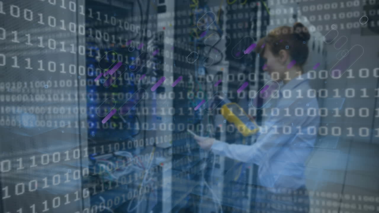 animación de líneas púrpuras y codificación binaria sobre mujer caucásica en la sala del servidor