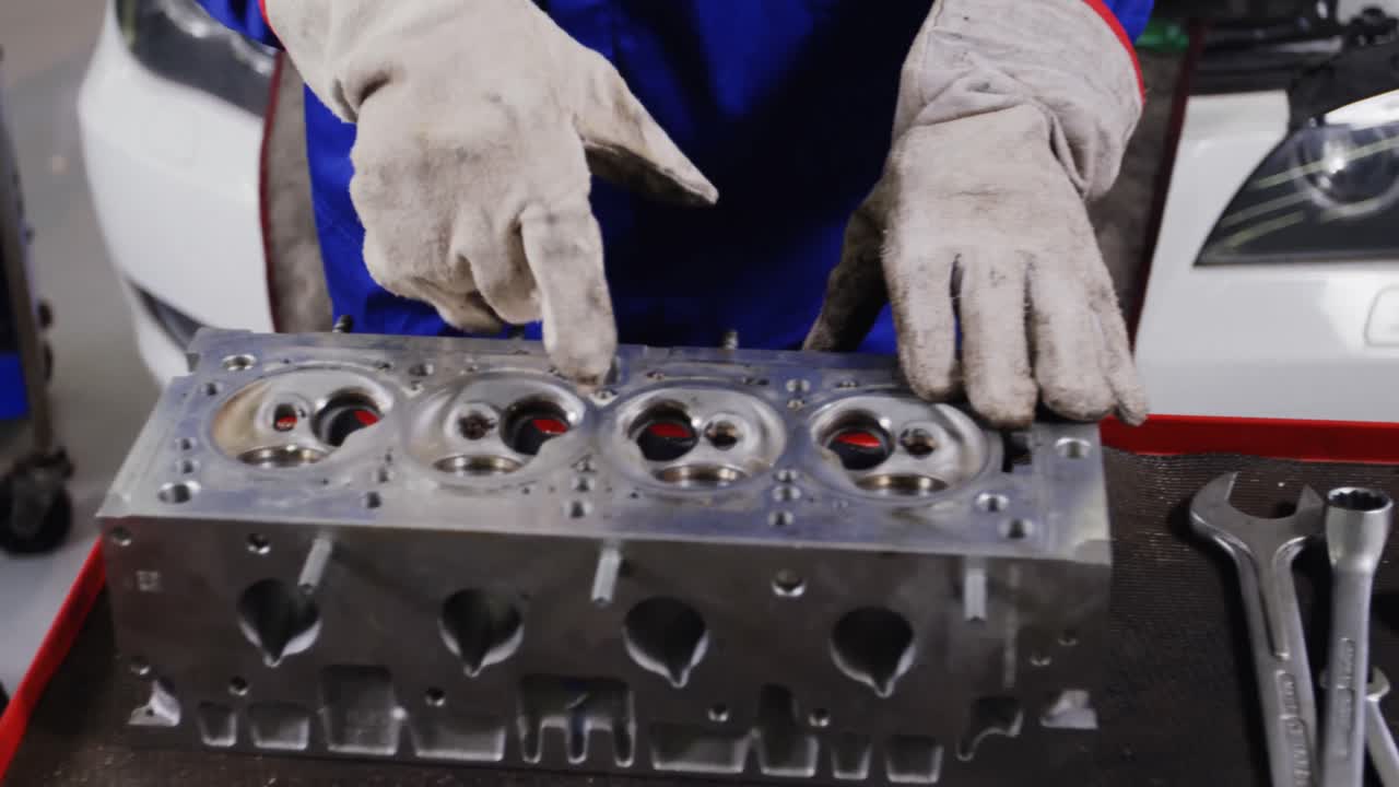 mecánico comprobando las piezas de un coche