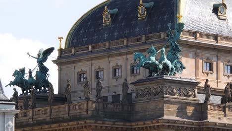 las hermosas estatuas ornamentales del teatro nacional en praga, república checa