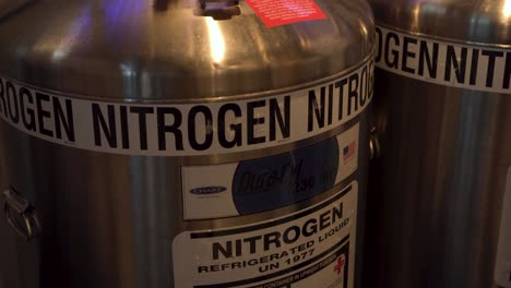 una vista de cerca de una cilindra de líquido refrigerada con nitrógeno