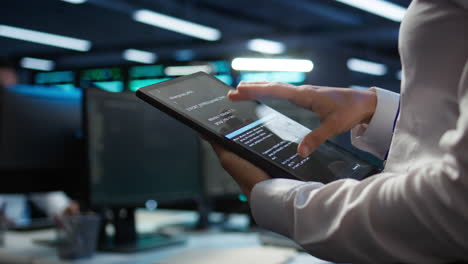 ingeniero que trabaja en un centro de datos utilizado para la gestión de plataformas de infraestructura