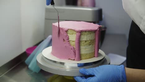 cubriendo el pastel de galletas con crema batida púrpura creando el postre perfecto artesanía culinaria.