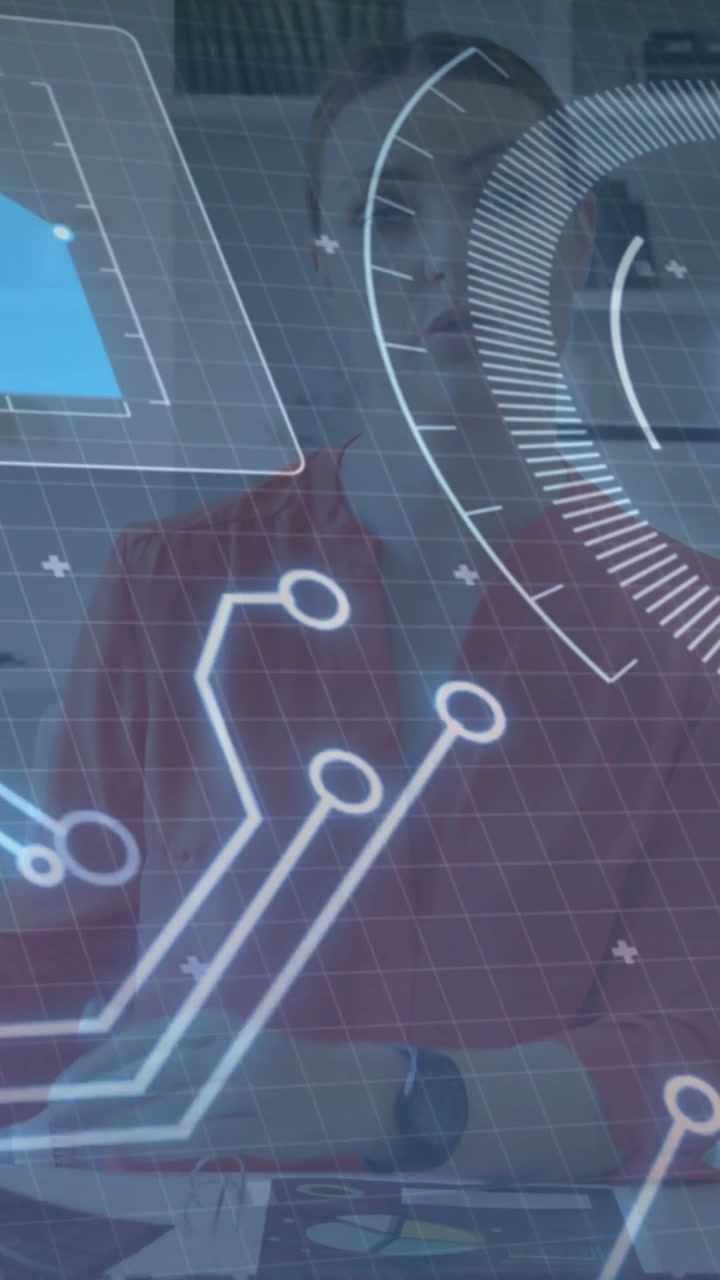 Video verticale: Operatrice che tocca l'orologio e gesticola, con HUD che scansiona il viso per una demo tecnologica.