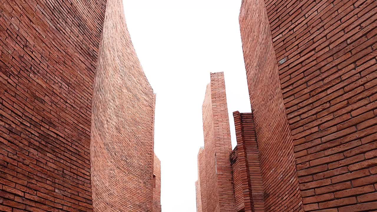 카메라는 역동적인 벽돌 조각을 통해 움직입니다.