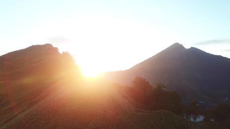 toma panorámica lateral aérea de 4k de pie en el borde del cráter, volcán rinjani del monte amanecer, indonesia