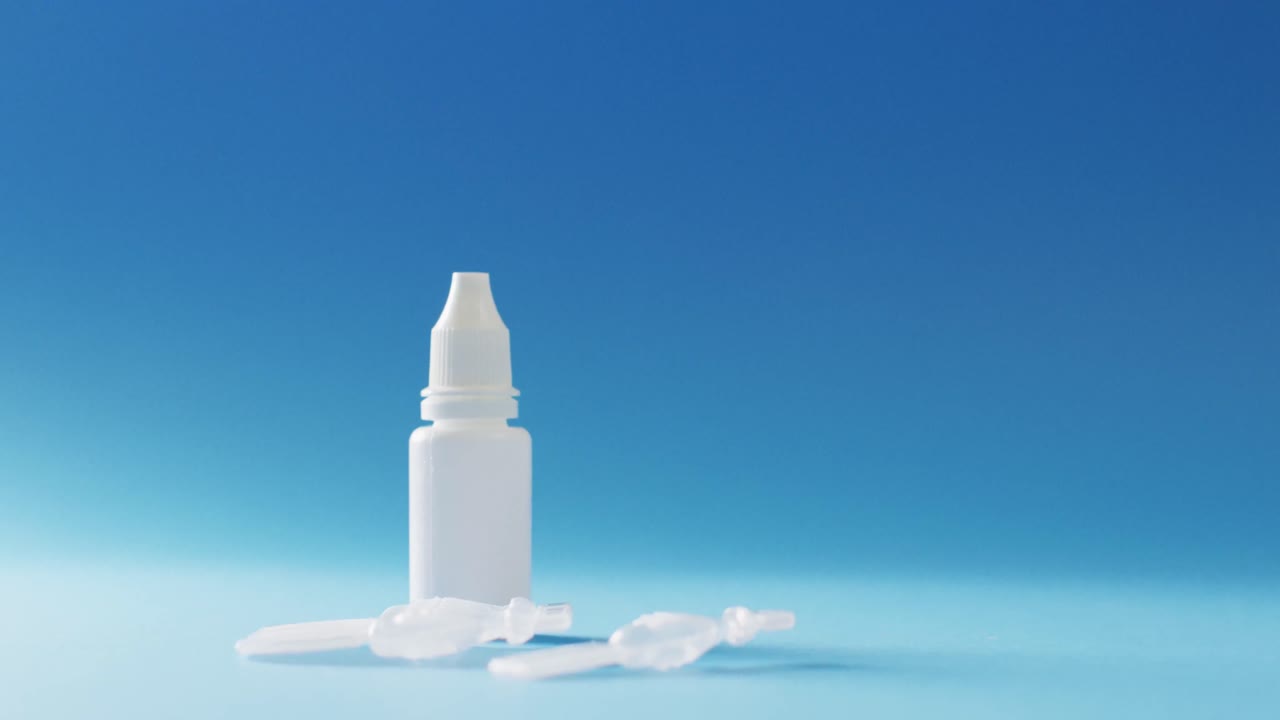 복사 공간과 함께 파란색 배경에 소금  ⁇ 과 드롭퍼 병의 비디오