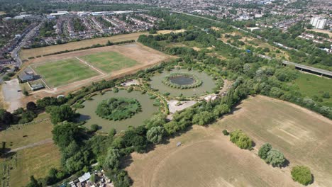 Lagos-De-Pesca-Redondos-Distrito-Londinense-De-Redbridge,puente-De-Woodford,-Vista-Aérea-De-Drones-Del-Reino-Unido