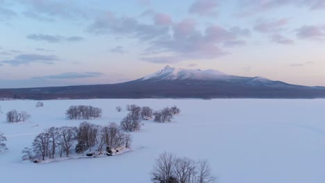 Hermoso-Paisaje-Nevado-En-Onuma-Koen-Al-Amanecer