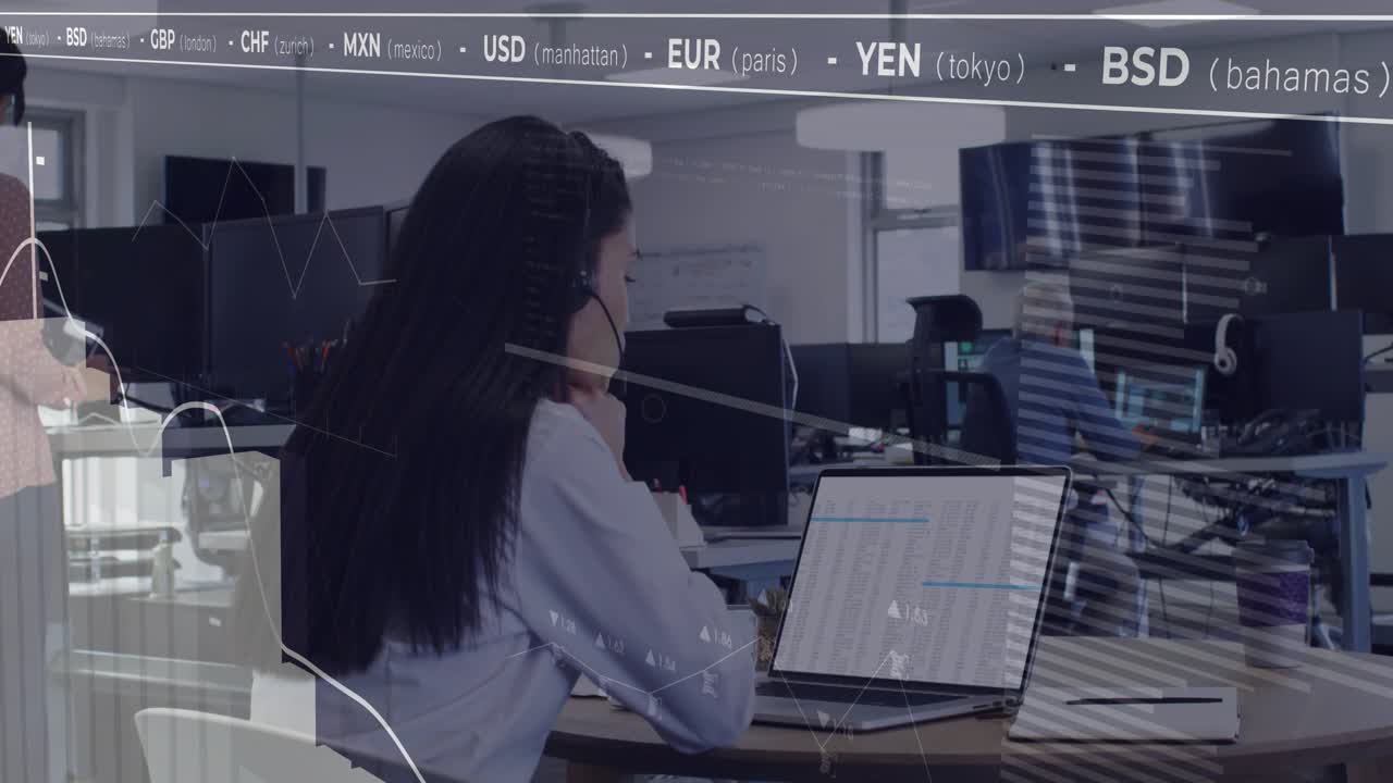 Donna seduta che monitora un foglio per le transazioni sull'aggiornamento del mercato, solleva una tazza mentre i grafici ticker crescono.