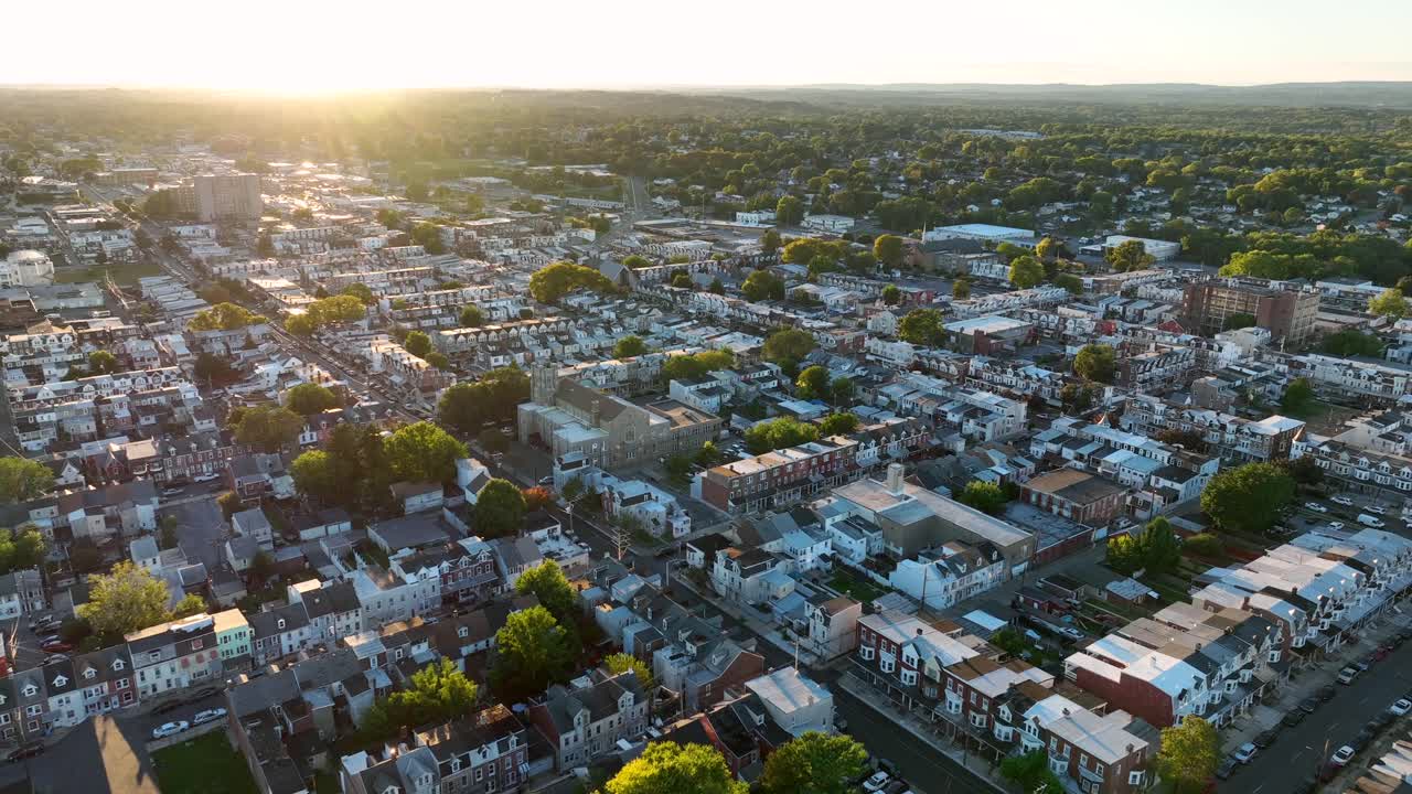 Vista aerea dall'alto di una città americana durante l'ora d'oro del tramonto