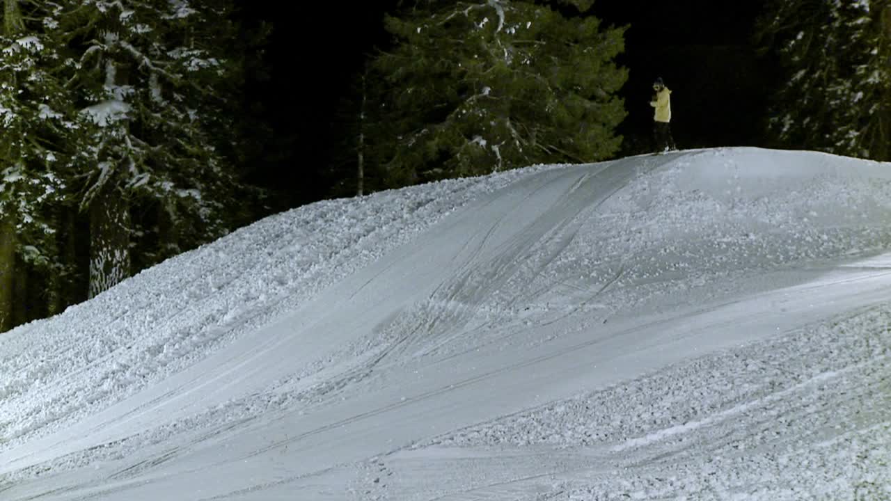 스노 보더가 금속 실린더에서 스턴트를 수행합니다.