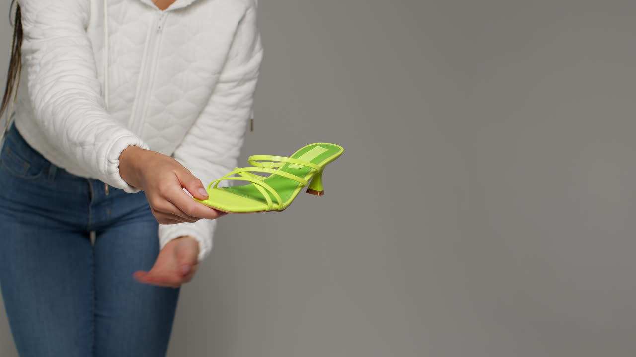 아름다운 초록색 신발을 보여주는 사용자 생성 콘텐츠를 생산하는 여성 소셜 미디어 인플루언서의 클로즈업