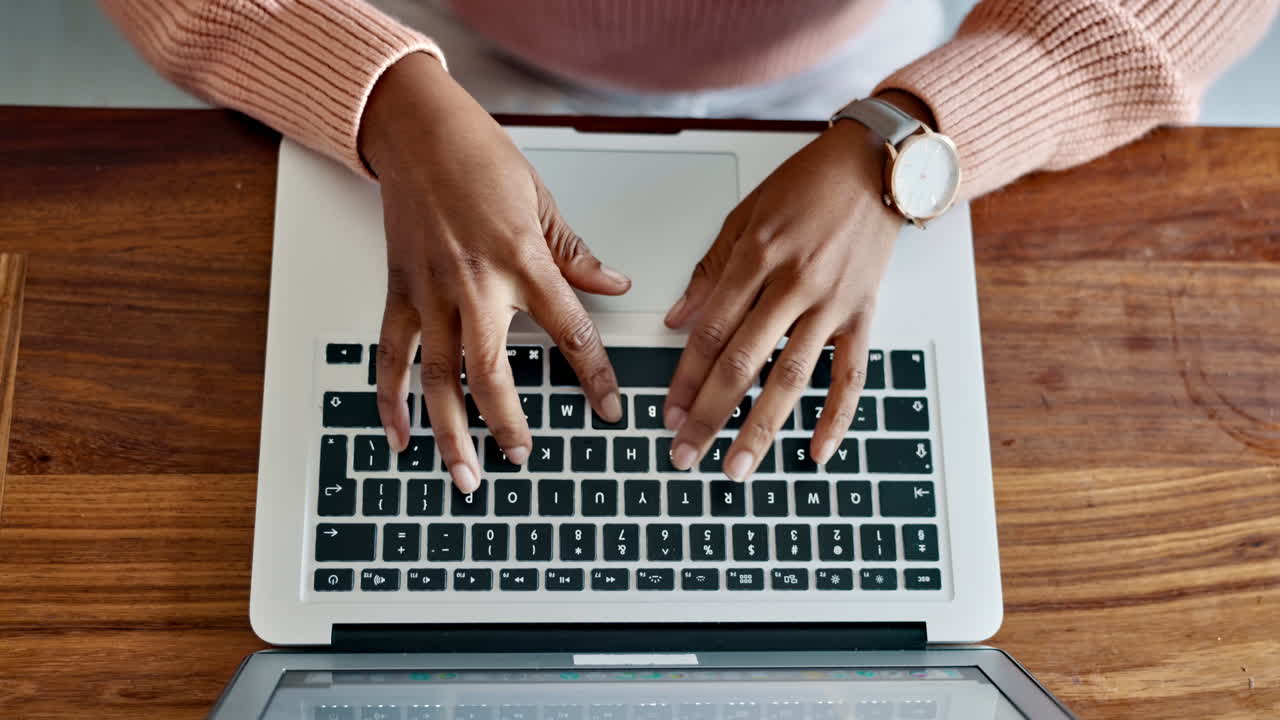portátil, escribiendo en el teclado y el estudiante