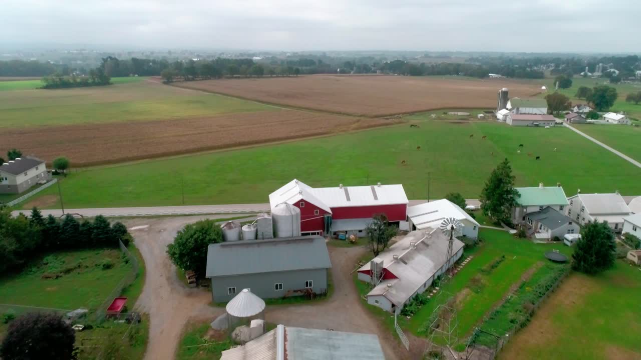 Drone luftfoto af Amish landbrugsjord og Amish søndagsmøde.