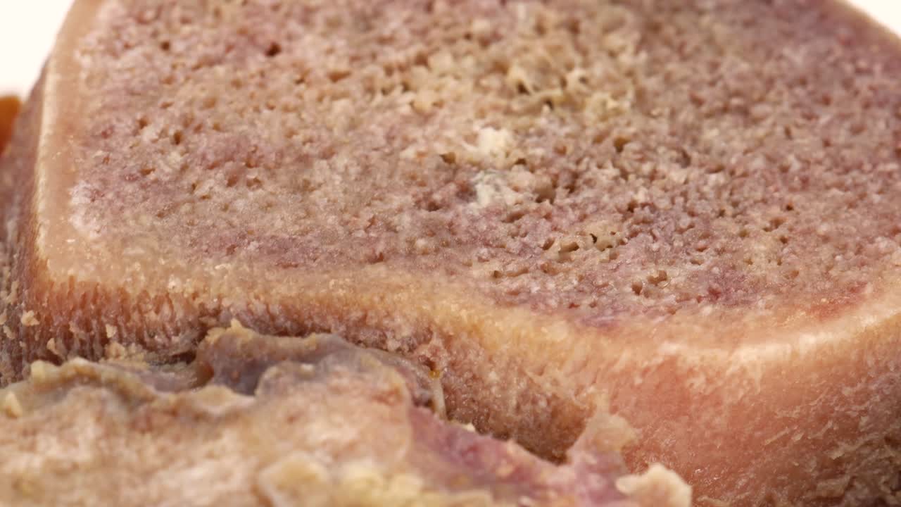 삶은 돼지 뼈의 indside의 매크로 샷