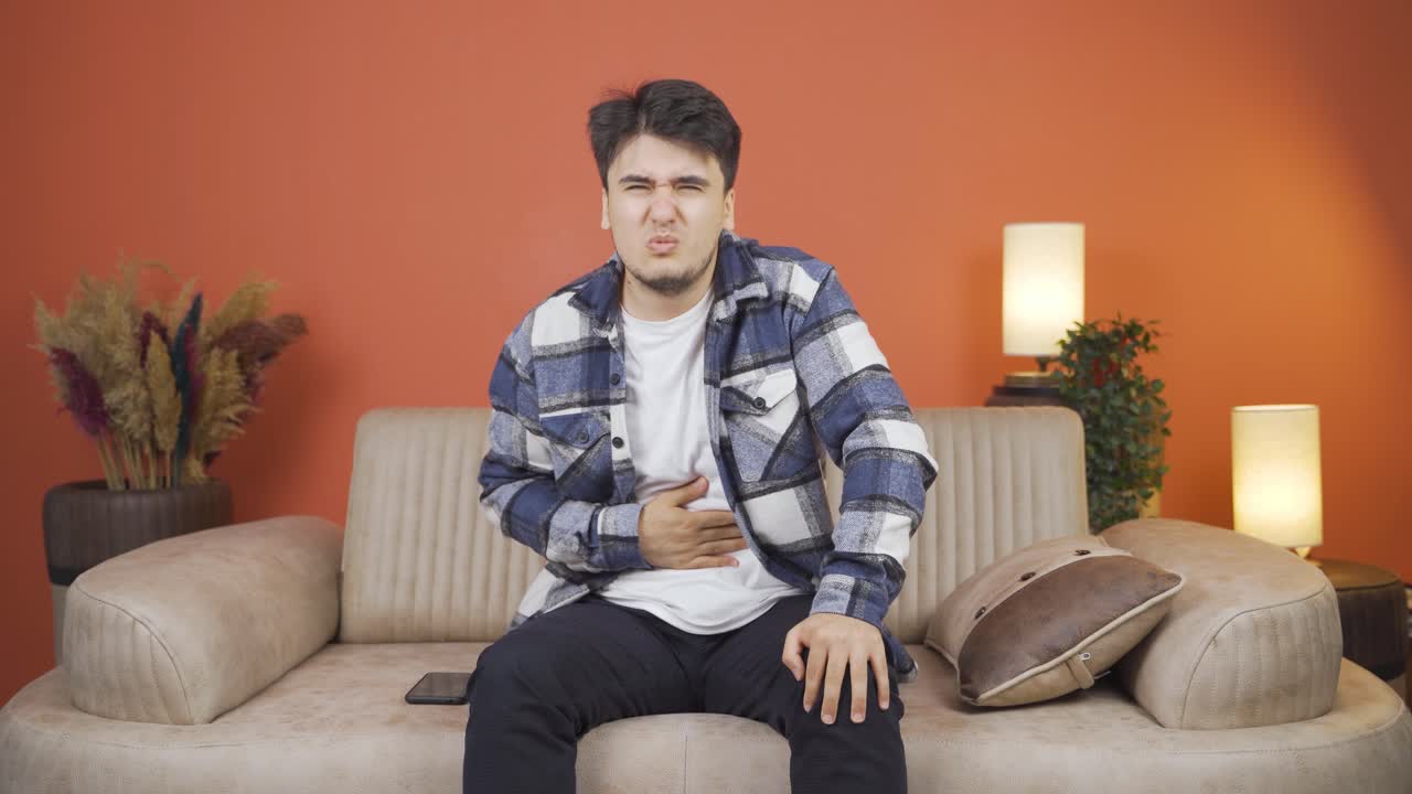 hombre con náuseas.