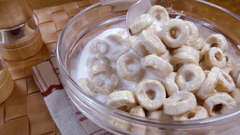 Copos-De-Avena-Crujientes-En-Un-Bol-Para-Un-Delicioso-Desayuno-Con-Leche-Por-La-Mañana.-Cámara-Lenta-Con-Seguimiento-De-Rotación.