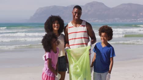 Retrato-De-Padres-Afroamericanos-Con-Sus-Hijos-Recogiendo-Basura-Y-Botellas-De-La-Playa