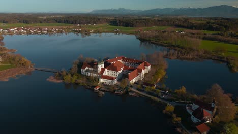 Monasterio-Kloster-Seeon-En-La-Isla-Del-Lago-En-Baviera,-Alemania