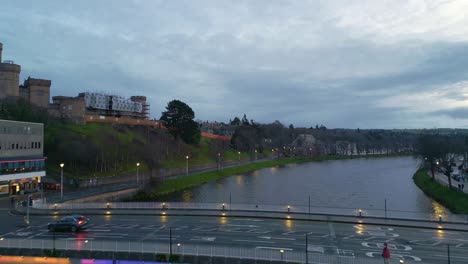 Vorwärtsfliegen-über-Der-Straßenbrücke-über-Den-Fluss-In-Der-Stadt