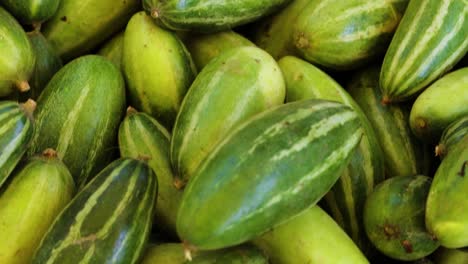 calabaza puntiaguda orgánica fresca de la granja cerca desde un ángulo diferente