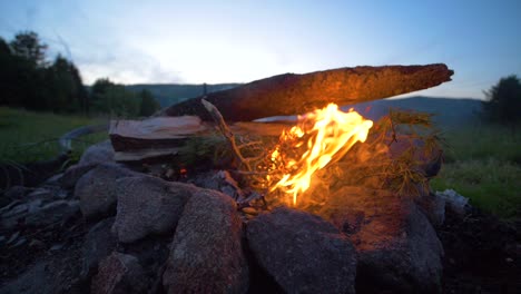 primer plano alrededor de un fuego de campamento al anochecer en cámara lenta en francia