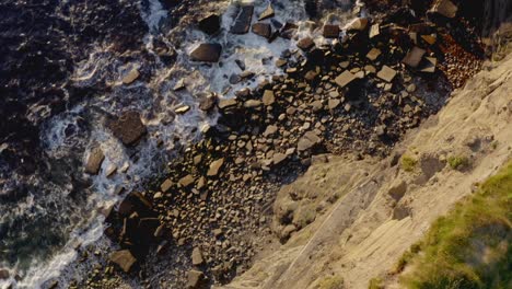 vertiginosa antena de arriba hacia abajo sobre el borde de los acantilados, en moher