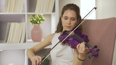 Talentosa-Joven-Violinista-Tocando-El-Violín.-Espíritu-Musical.