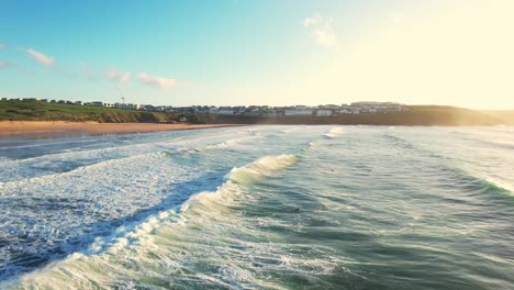 Fistral-Beach-Surf-Mit-Wellen,-Die-über-Den-Strand-Rollen