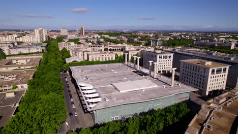 Toma-Aérea-Giratoria-Que-Muestra-El-Paisaje-Urbano-Del-Distrito-De-Antigone-En-Montpellier