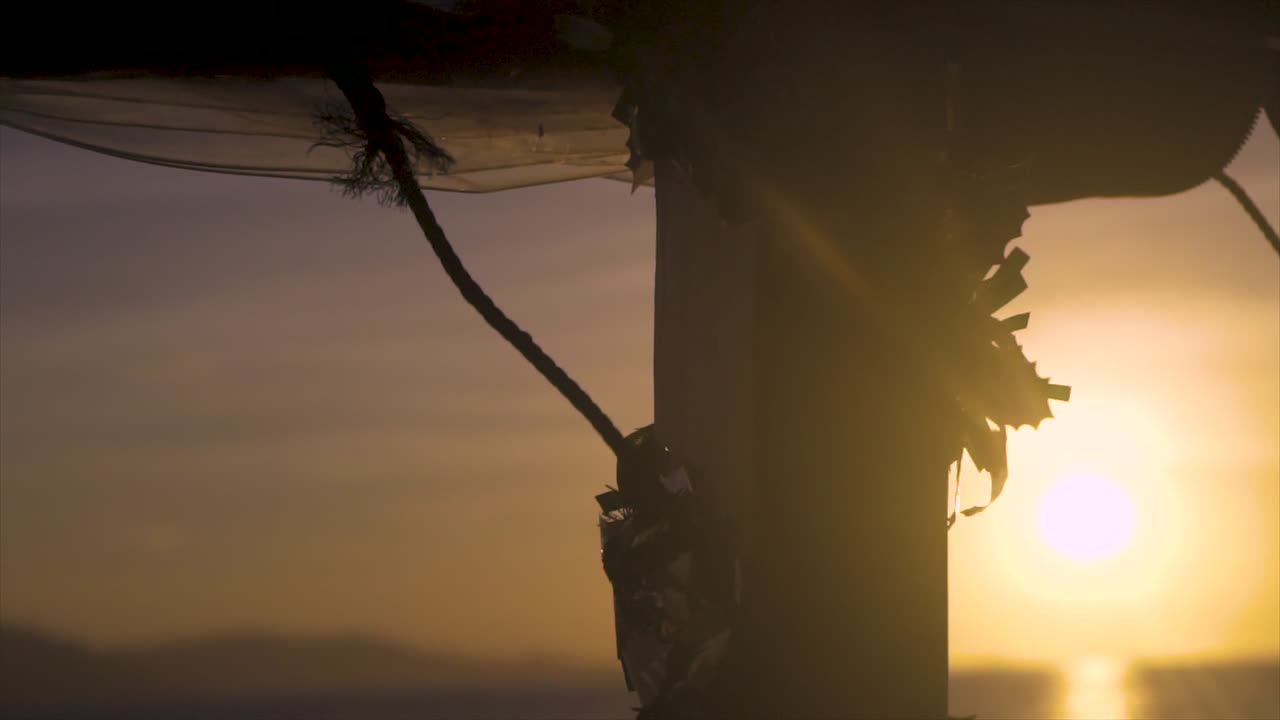 휴일 장식품 을 가진 기둥 에 의해 카메라 를 는 것