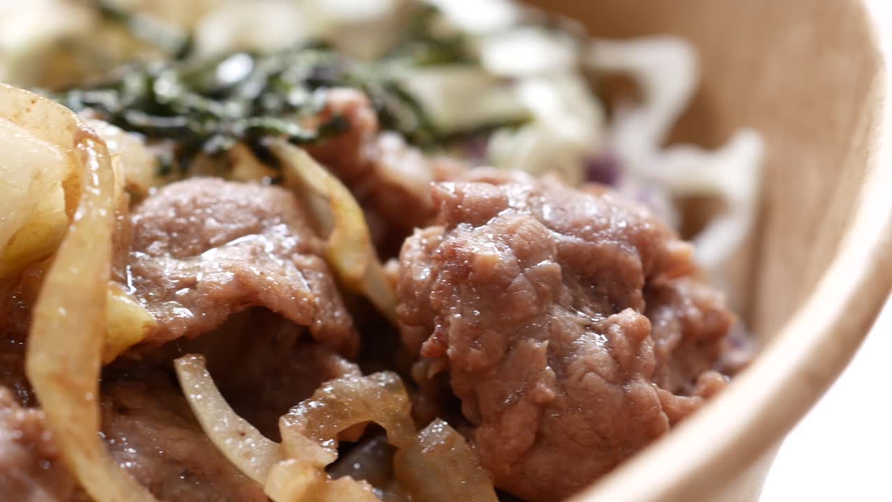 carne de res y cebolla gyudon