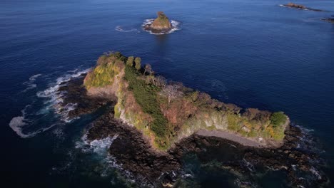 Kleine-Inseln-In-Einem-Ruhigen-Meer-Voller-Großer-Artenvielfalt-An-Der-Küste-Von-Guanacaste-In-Costa-Rica