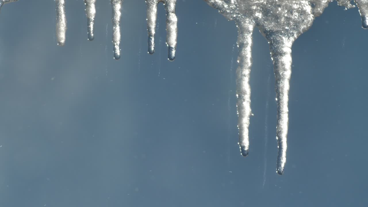 따뜻하고 밝은 화창한 날에 아름다운 떨어지는 고드름