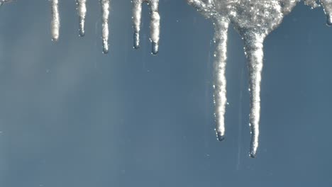 Hermosos-Carámbanos-Que-Gotean-En-Un-Cálido-Día-Soleado